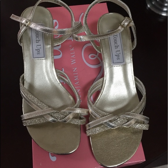 Gold ‘touch ups’ kitten heels - sz 5.5 - Picture 1 of 8